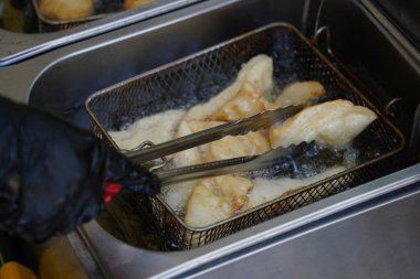 Geleneksel bir Kazak hamur tabağının kızartılışı - baursak.