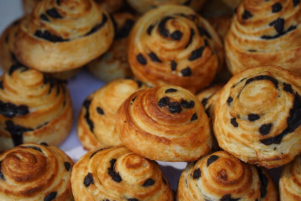 Свежеиспеченные сладкие булочки с изюмом.