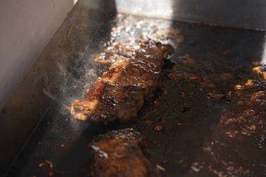 Hamburger ve quesadilla için farklı et parçaları kızartıyorum..