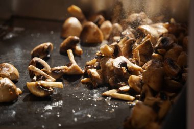 Açık bir plakada mantar kızartıyorum..