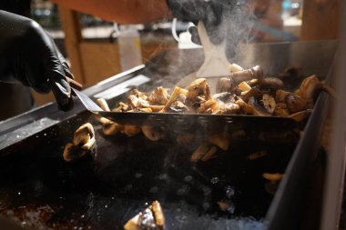 Açık bir plakada mantar kızartıyorum..