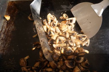 Açık bir plakada mantar kızartıyorum..