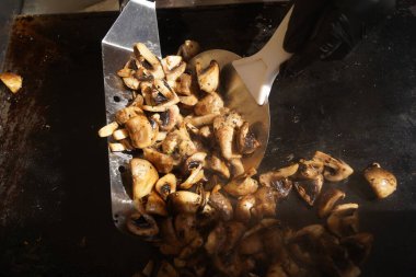 Açık bir plakada mantar kızartıyorum..