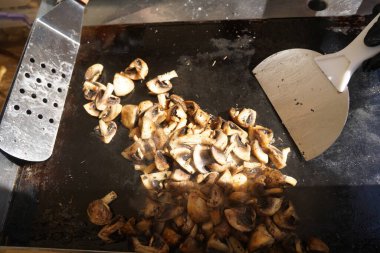 Açık bir plakada mantar kızartıyorum..