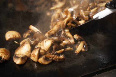 Açık bir plakada mantar kızartıyorum..