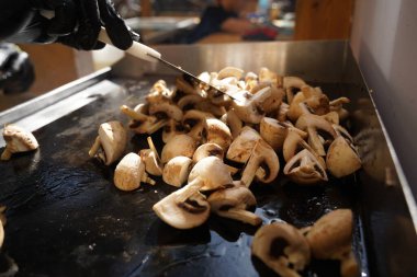 Açık bir plakada mantar kızartıyorum..