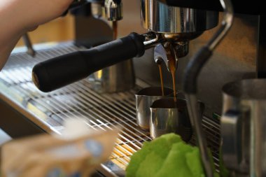 Keçiboynuzu kahve makinesinde koyu kahve yapmak.