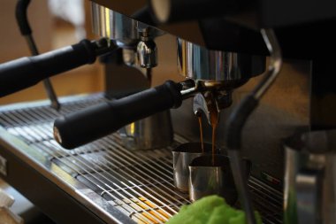 Keçiboynuzu kahve makinesinde koyu kahve yapmak.