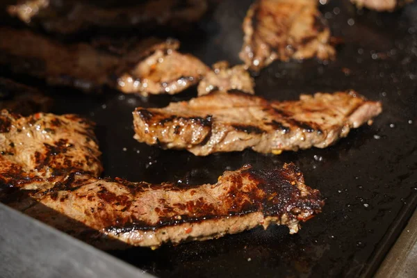 햄버거와 케사디야를 만들기 쇠고기를 — 스톡 사진