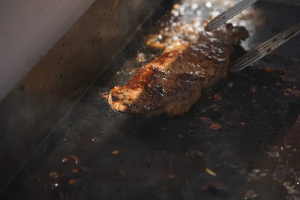 Asar Diferentes Trozos Carne Para Hamburguesas Quesadillas —  Fotos de Stock