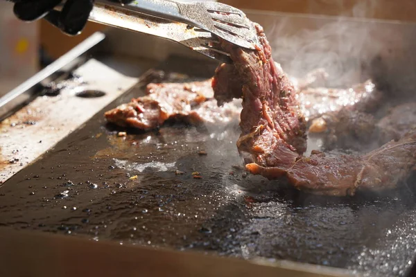ハンバーガーとケサディラのための牛肉の異なる部分をロースト — ストック写真