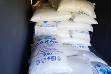 Almaty, Kazakistan - 07.23.2022: 50 kg ağırlığında gevrek granüllü şeker satışı.