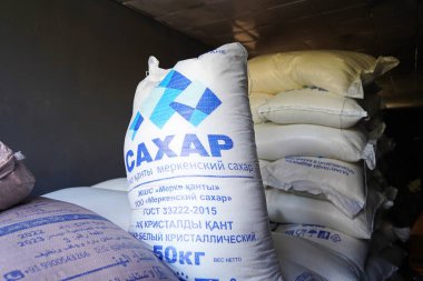 Almaty, Kazakistan - 07.23.2022: 50 kg ağırlığında gevrek granüllü şeker satışı.
