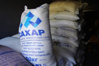 Almaty, Kazakistan - 07.23.2022: 50 kg ağırlığında gevrek granüllü şeker satışı.