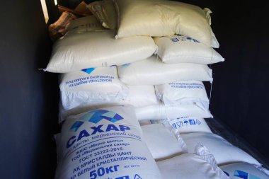 Almaty, Kazakistan - 07.23.2022: 50 kg ağırlığında gevrek granüllü şeker satışı.
