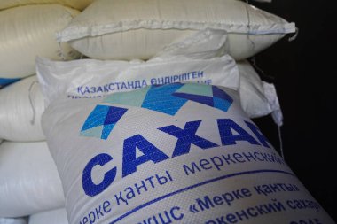 Almaty, Kazakistan - 07.23.2022: 50 kg ağırlığında gevrek granüllü şeker satışı.