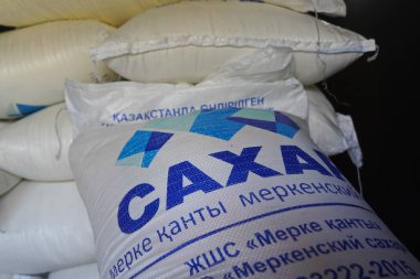 Almaty, Kazakistan - 07.23.2022: 50 kg ağırlığında gevrek granüllü şeker satışı.