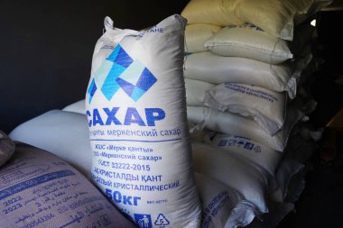 Almaty, Kazakistan - 07.23.2022: 50 kg ağırlığında gevrek granüllü şeker satışı.