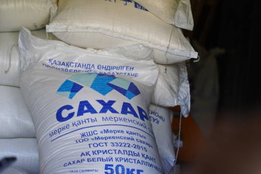Almaty, Kazakistan - 07.23.2022: 50 kg ağırlığında gevrek granüllü şeker satışı.
