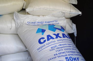 Almaty, Kazakistan - 07.23.2022: 50 kg ağırlığında gevrek granüllü şeker satışı.