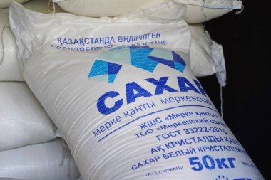 Almaty, Kazakistan - 07.23.2022: 50 kg ağırlığında gevrek granüllü şeker satışı.