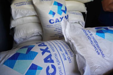 Almaty, Kazakistan - 07.23.2022: 50 kg ağırlığında gevrek granüllü şeker satışı.