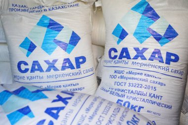 Almaty, Kazakistan - 07.23.2022: 50 kg ağırlığında gevrek granüllü şeker satışı.
