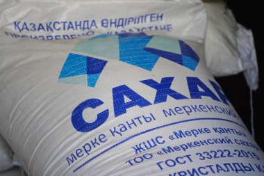 Almaty, Kazakistan - 07.23.2022: 50 kg ağırlığında gevrek granüllü şeker satışı.