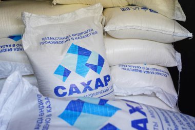 Almaty, Kazakistan - 07.23.2022: 50 kg ağırlığında gevrek granüllü şeker satışı.