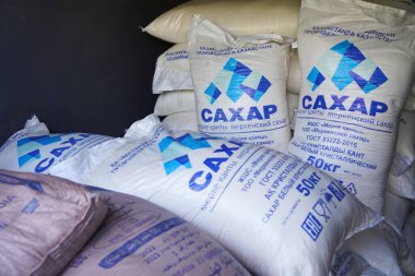 Almaty, Kazakistan - 07.23.2022: 50 kg ağırlığında gevrek granüllü şeker satışı.