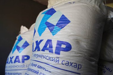 Almaty, Kazakistan - 07.23.2022: 50 kg ağırlığında gevrek granüllü şeker satışı.