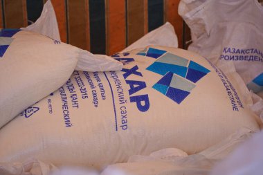 Almaty, Kazakistan - 07.23.2022: 50 kg ağırlığında gevrek granüllü şeker satışı.