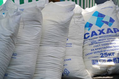 Almaty, Kazakistan - 07.23.2022: 50 kg ağırlığında gevrek granüllü şeker satışı.