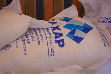 Almaty, Kazakistan - 07.23.2022: 50 kg ağırlığında gevrek granüllü şeker satışı.