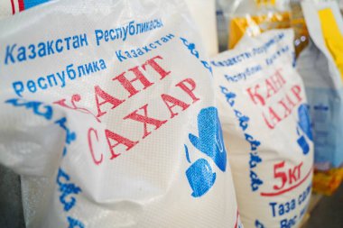Almaty, Kazakistan - 05.06.2022: 50 kilogramlık granüllü şeker torbaları
