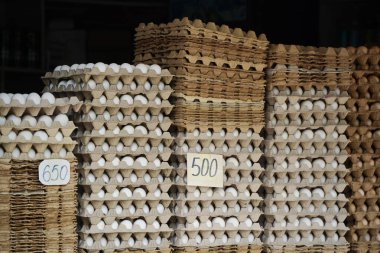 Karton kaplarda yumurtalar pazarda satılıyor..