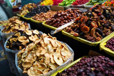 Açık pazarda çeşitli kurutulmuş meyve satışı.