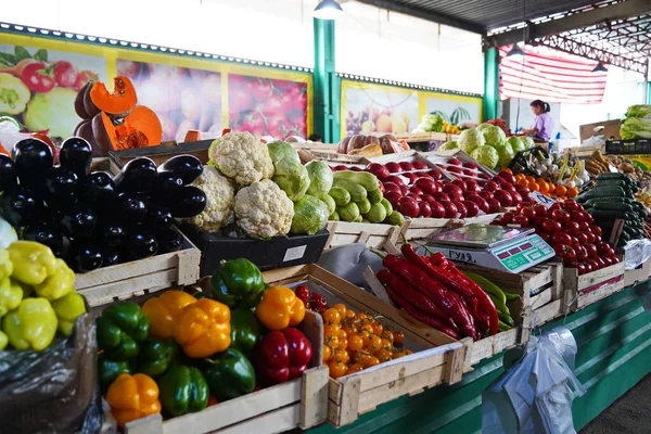 各种蔬菜和草药在公开市场上出售 — 图库照片