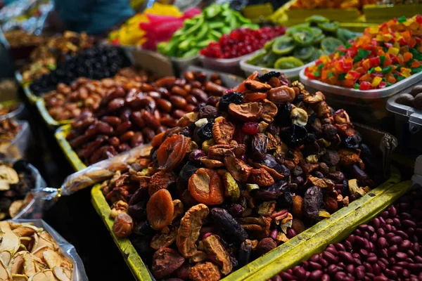Açık pazarda çeşitli kurutulmuş meyve satışı.