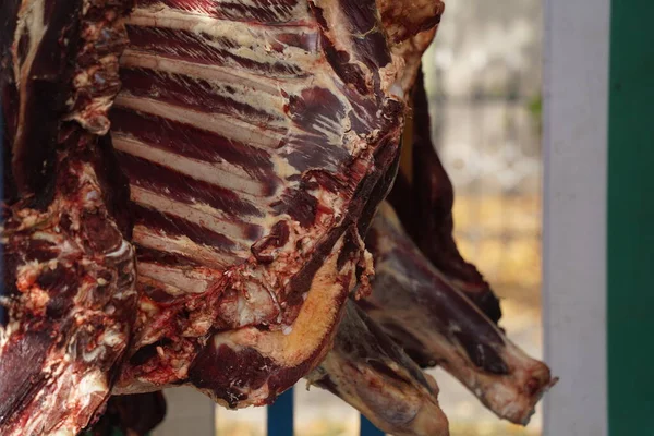 市場で販売されている牛肉の大部分 — ストック写真