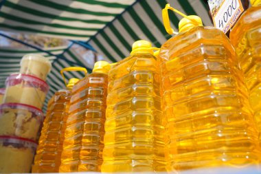 Ayçiçeği yağı plastik kaplarda pazarda satılıyor..