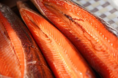 Pazarda tütsülenmiş ve tuzlanmış balık satışı.