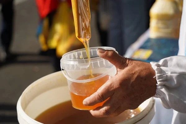 Säljaren Häller Färsk Honung Behållare Marknaden — Stockfoto