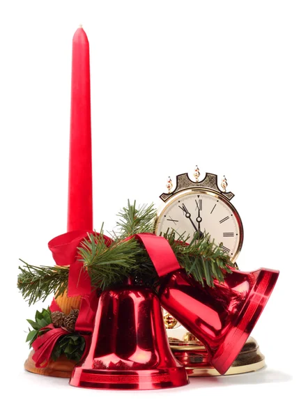 Neujahrsdekoration mit roter Kerze, zwei roten Glocken und goldener Uhr — Stockfoto