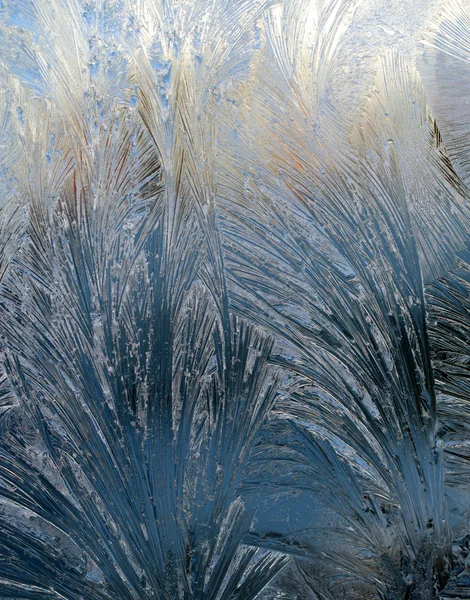 Escarcha en el cristal de la ventana bajo la luz del sol — Foto de Stock