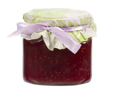 Beyaz arkaplanda izole edilmiş bir kavanoz ahududu reçeli