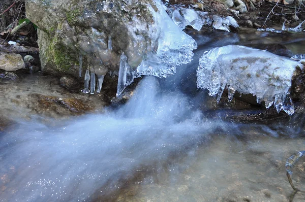 Gebirgsgefrorener Fluss, Karpaten, Rumänien Stockbild