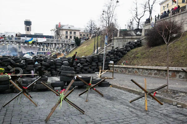 Kiev evromaydan. Barikatları içinde sokak institutskaja. — Stok fotoğraf