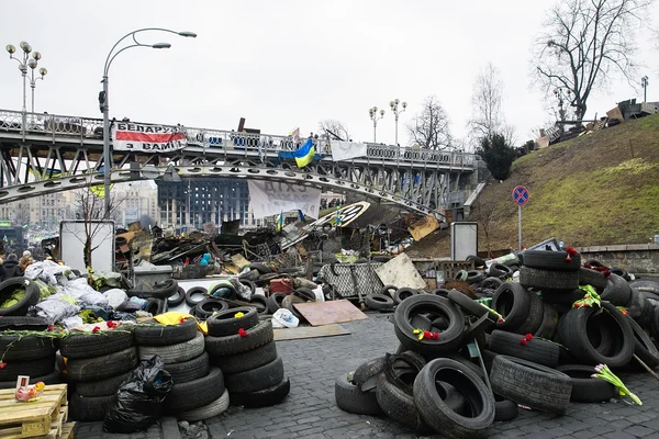 Evromaydan in kiev. barricades in de straat institutskaja. — Stockfoto