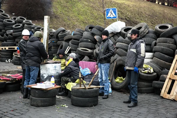 Kiev evromaydan. Barikatları içinde sokak institutskaja. — Stok fotoğraf